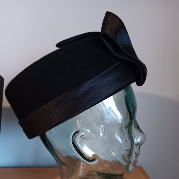 Stunning Vintage Black Pillbox Hat by Georgi: 1960s Jackie Kennedy Onassis - Picture 3 of 8